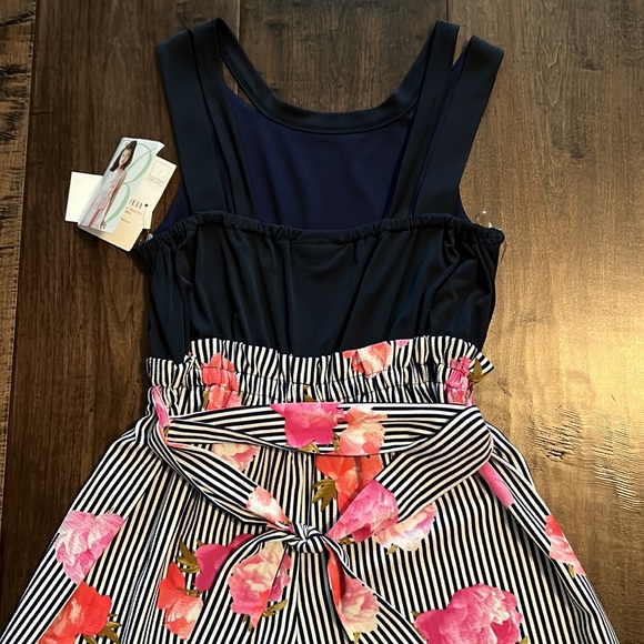 Such a beautiful wide legged jumpsuit with flowers. Great material! - Picture 4 of 4